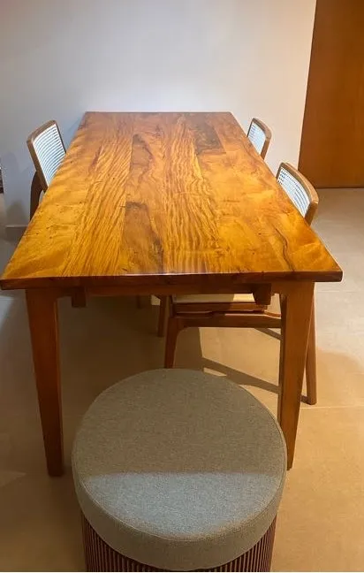 Mesa de jantar retangular em madeira maciça clara, com cadeiras de palhinha em volta, em uma sala de jantar. — foto 2